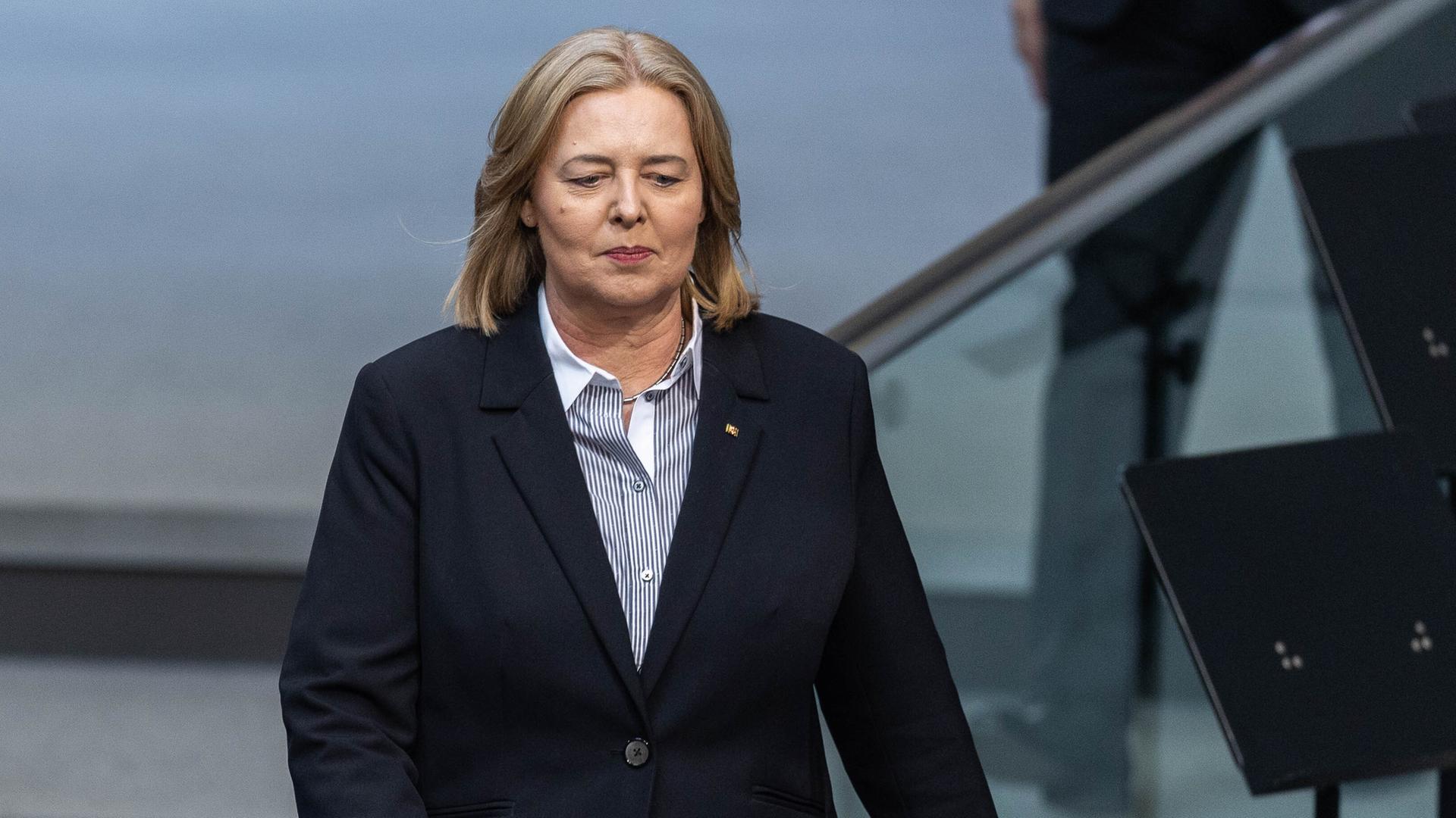 Bärbel Bas geht im Parlament zügigen Schrittes nach vorne Bärbel Bas geht im Parlament zügigen Schrittes nach vorne