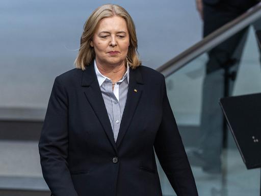 Bärbel Bas geht im Parlament zügigen Schrittes nach vorne