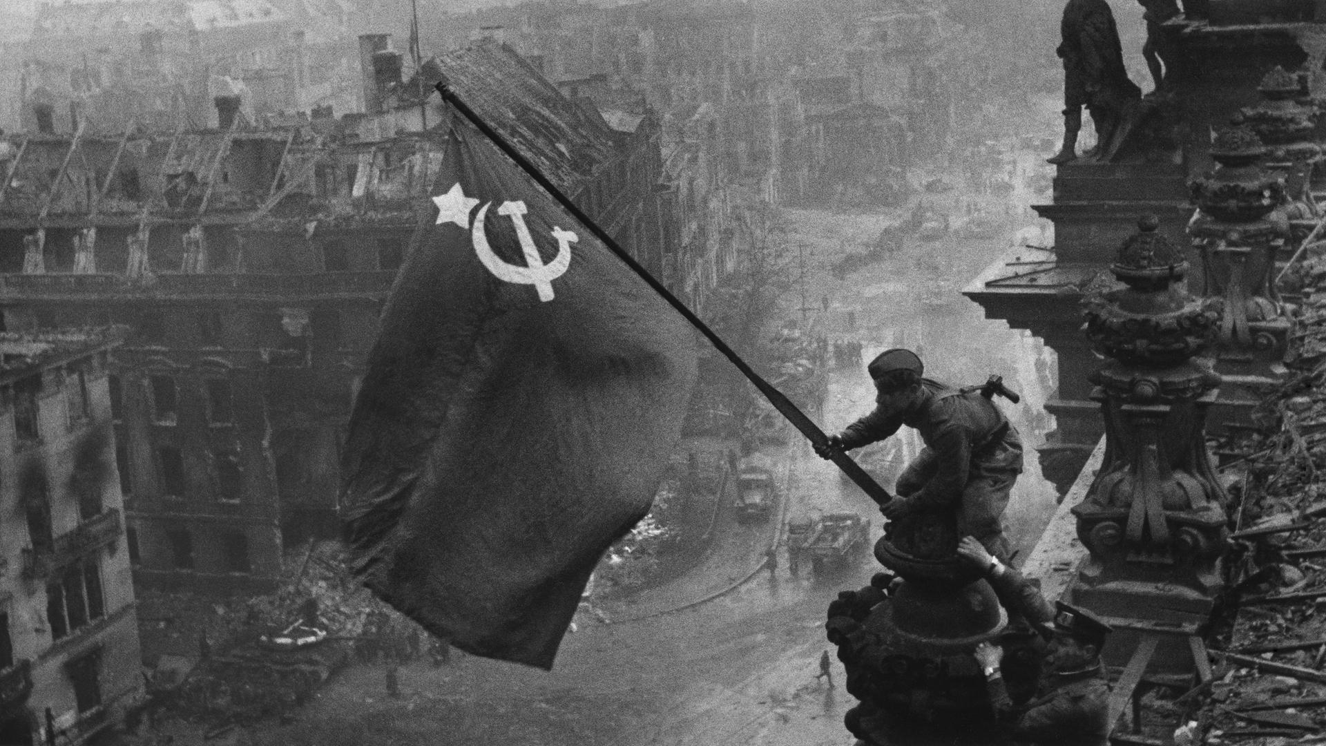 Eine Variante des berühmten Fotos des sowjetischen Kriegsfotografen Jewgeni Chaldej vom Hissen der Roten Fahne auf dem Reichstag in Berlin 1945. 