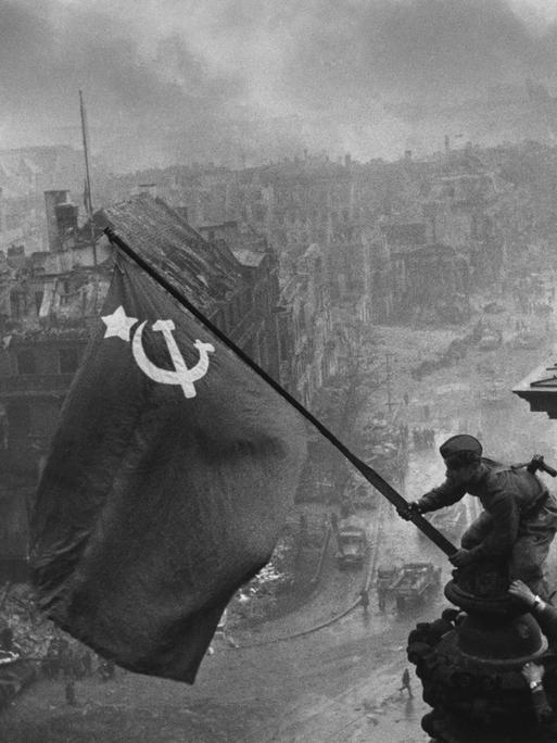 Eine Variante des berühmten Fotos des sowjetischen Kriegsfotografen Jewgeni Chaldej vom Hissen der Roten Fahne auf dem Reichstag in Berlin 1945. 