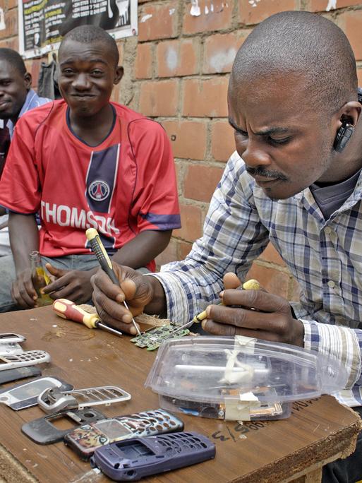 Straßenhändler reparieren Handys.