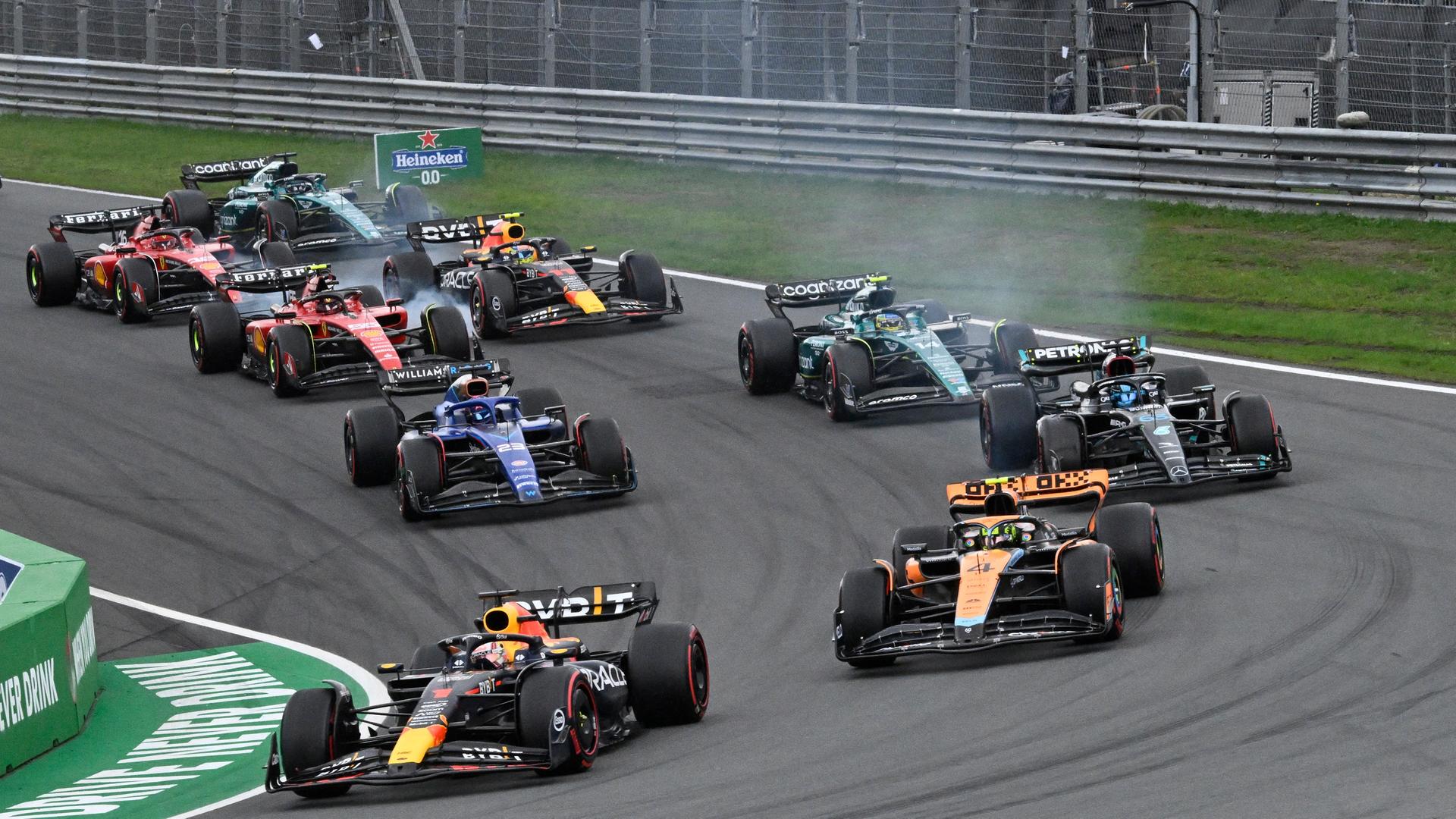 Der niederländische Formel 1-Fahrer Max Verstappen fährt vor seinen Konkurrenten beim Großen Preis der Niederlande in Zandvoort. Der niederländische Formel 1-Fahrer Max Verstappen fährt vor seinen Konkurrenten beim Großen Preis der Niederlande in Zandvoort.
