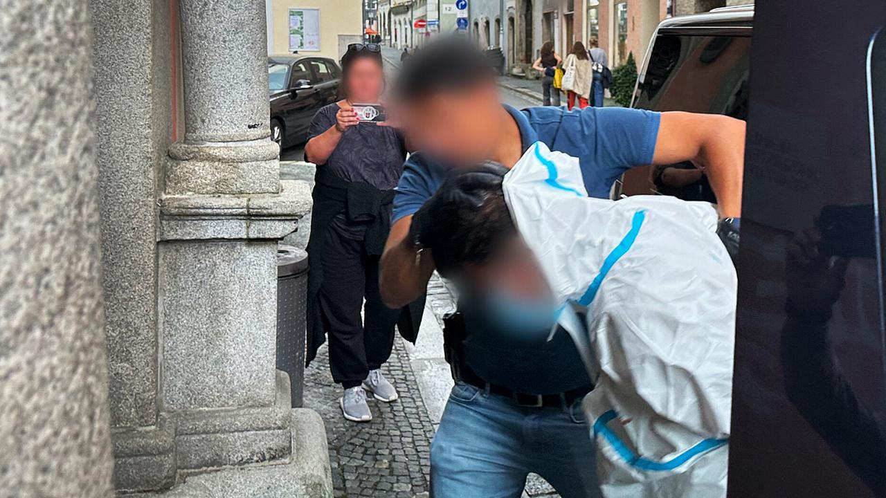 Das Bild zeigt, wie ein Mann in einem speziellen Anzug zur Vorführung beim Haftrichter zum Amtsgericht in Passau gebracht wird. Er war zuvor in eine Menschengruppe gefahren. 
