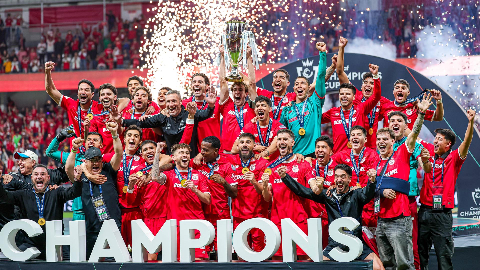 Die Spieler des mexikanischen Klubs Deportivo Toluca feiern den Gewinn des CONCACAF Champions Cup 2026.