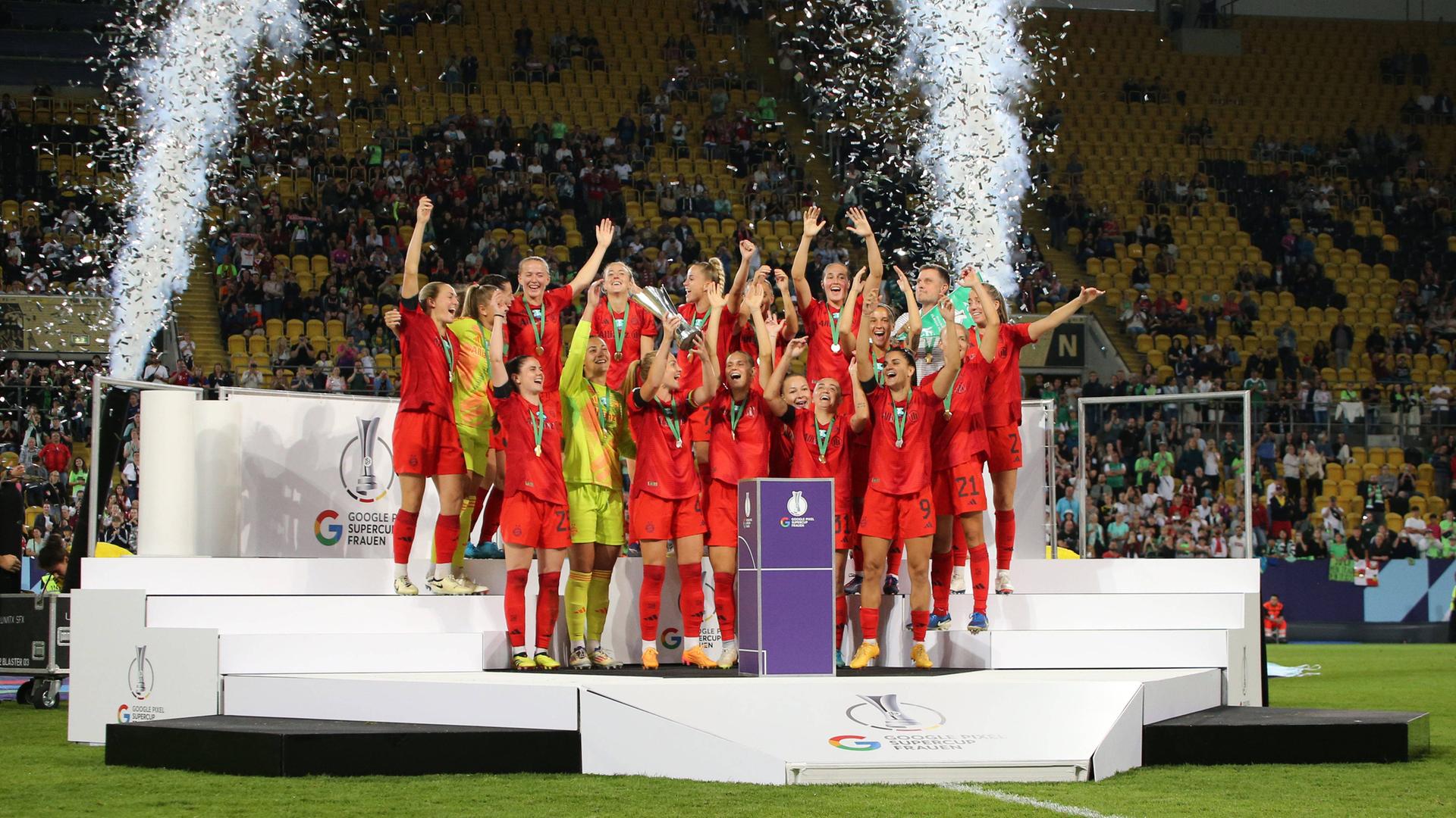 Die Fußballerinnen des FC Bayern München recken den Supercup in die Höhe