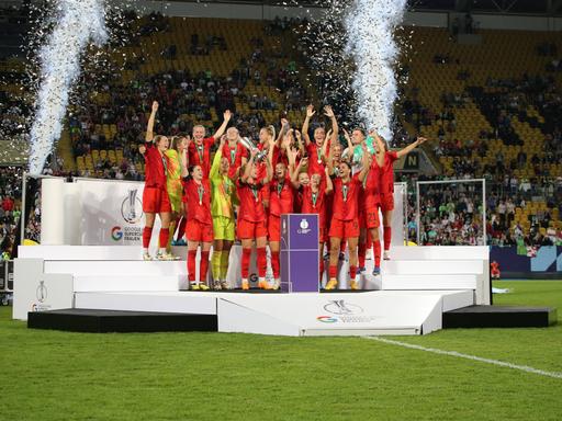 Die Fußballerinnen des FC Bayern München recken den Supercup in die Höhe