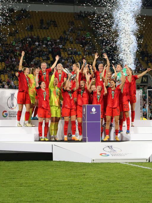 Die Fußballerinnen des FC Bayern München recken den Supercup in die Höhe