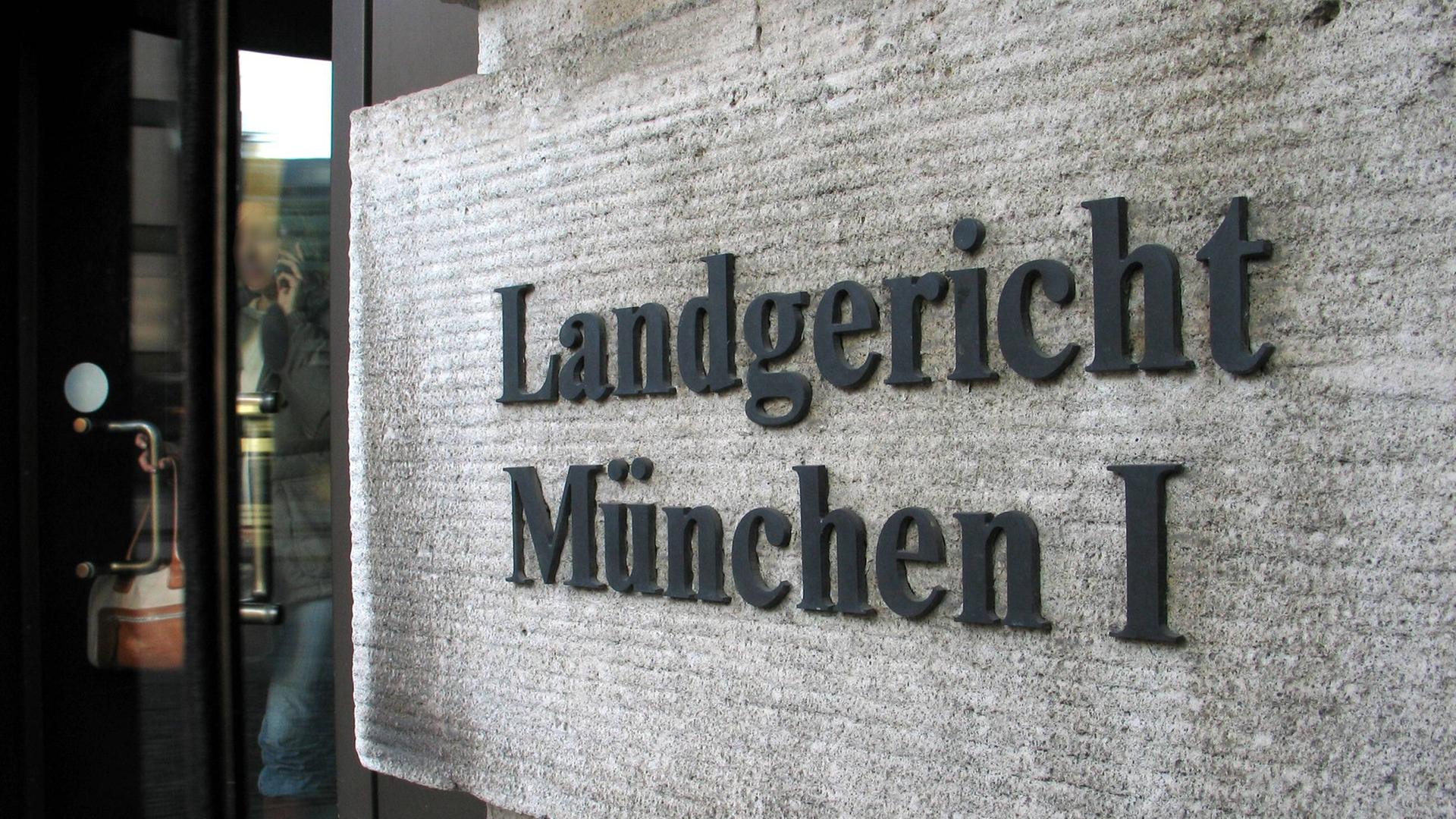 Der Schriftzug "Landgericht München I" vor dem Eingang des Gebäudes.