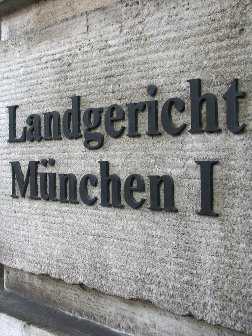 Der Schriftzug "Landgericht München I" vor dem Eingang des Gebäudes.