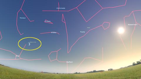 Am Osthimmel ist der zunehmende Mond zu erkennen – trotz der Sonne, die ebenfalls am Firmament strahlt.
