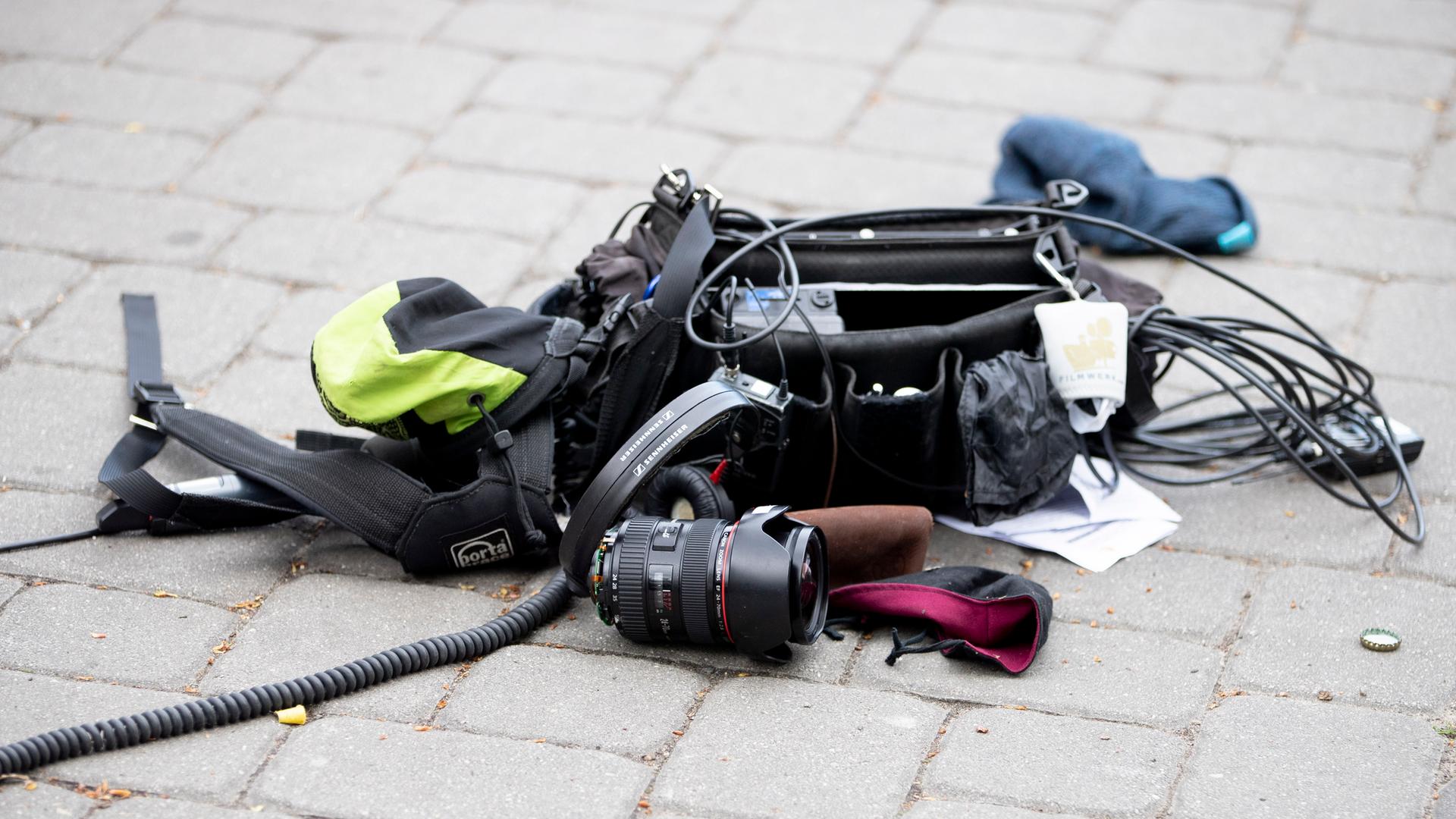 Ausrüstung eines ZDF-Kamerateams liegt nach einem Übergriff in Berlin auf dem Boden.