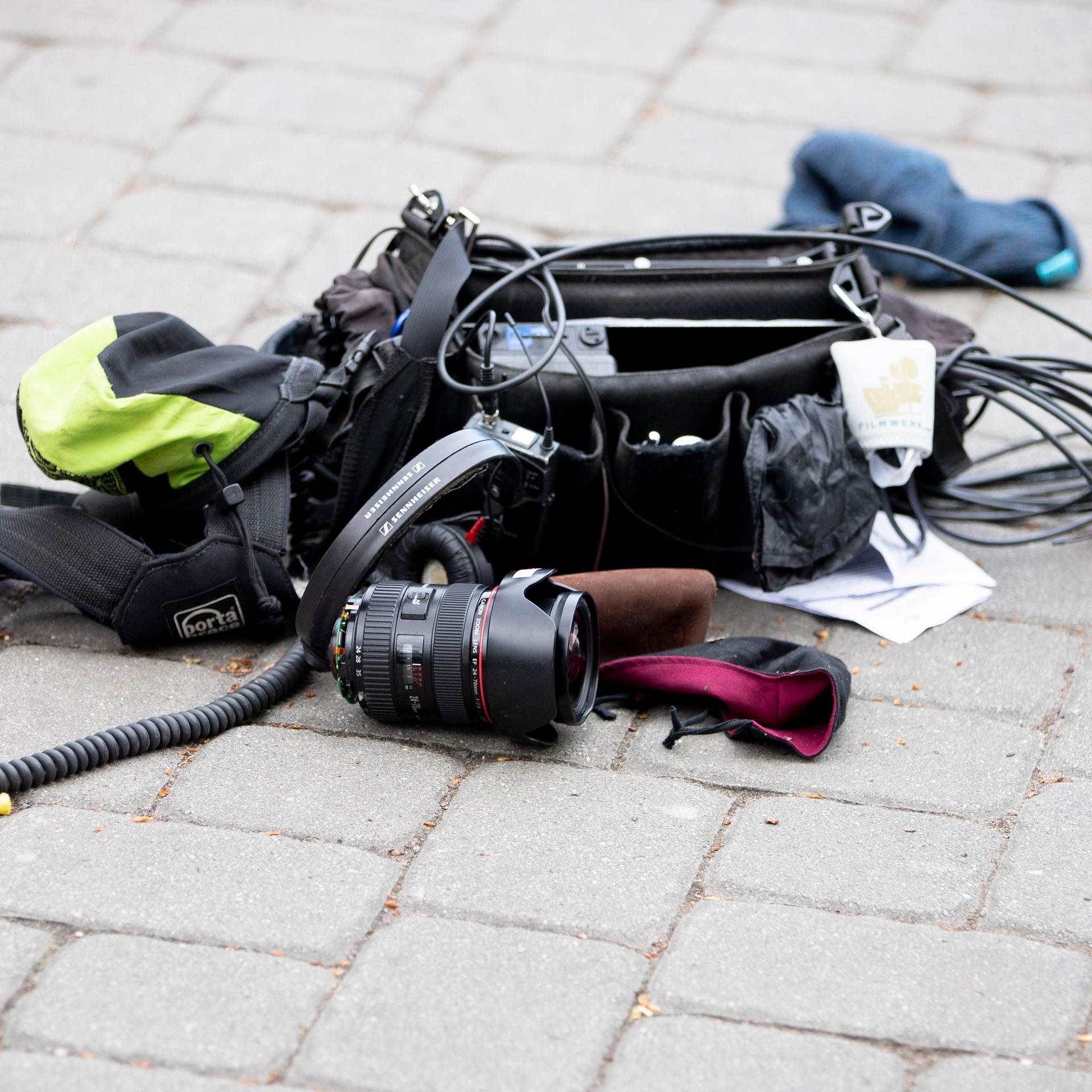 Die zerstörte Ausrüstung eines ZDF-Kamerateams liegt nach einem Übergriff in Berlin auf dem Boden. 