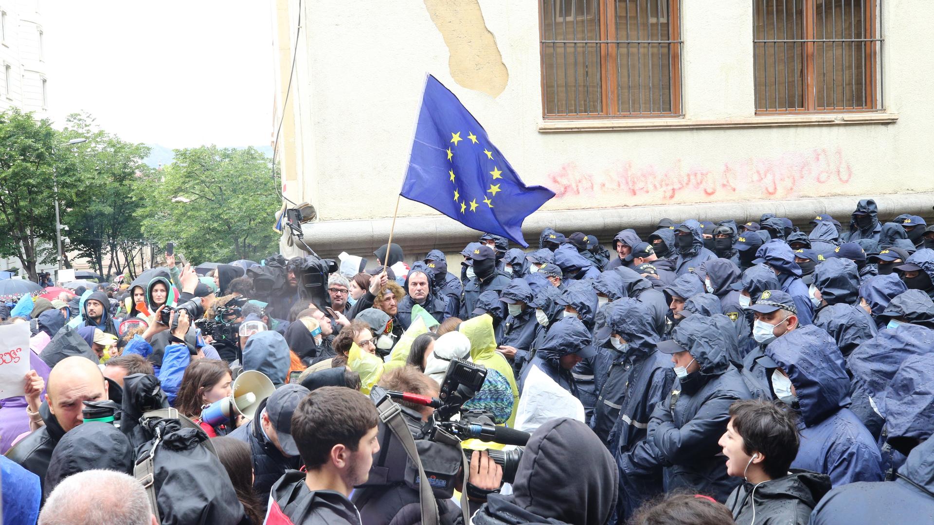 Tiflis. Georgien, 14. Mai 2024: Polizeiaufgebot gegen Demonstranten gegen das sogenannte "Russische Gesetz", in dem es um "ausländische Einflussnahme" geht. Tausende Georgier protestierten vor dem Parlament.