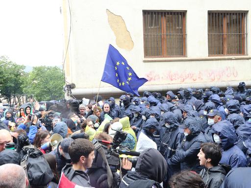 Tiflis. Georgien, 14. Mai 2024: Polizeiaufgebot gegen Demonstranten gegen das sogenannte "Russische Gesetz", in dem es um "ausländische Einflussnahme" geht. Tausende Georgier protestierten vor dem Parlament.