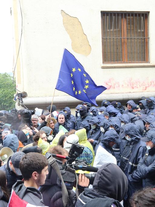 Tiflis. Georgien, 14. Mai 2024: Polizeiaufgebot gegen Demonstranten gegen das sogenannte "Russische Gesetz", in dem es um "ausländische Einflussnahme" geht. Tausende Georgier protestierten vor dem Parlament.