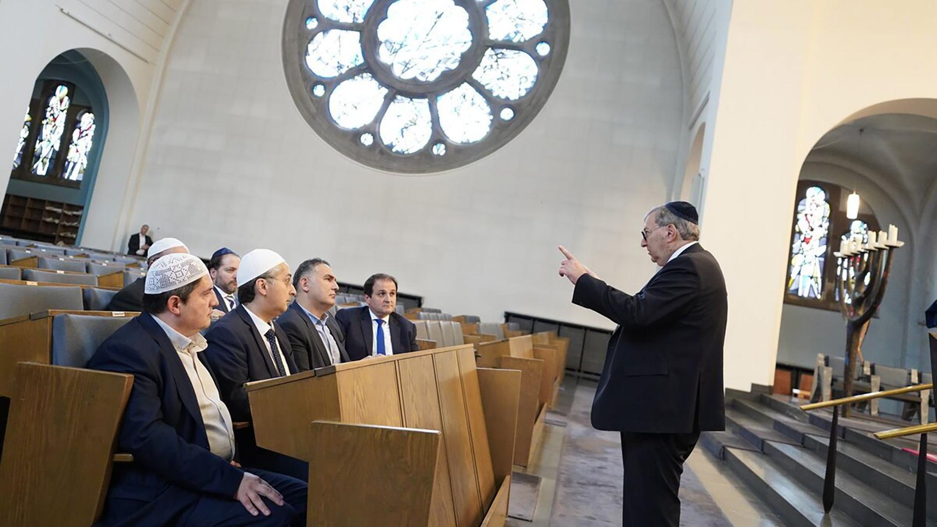 Köln: Vertreter von vier muslimischen Verbänden hören in der Kölner Synagoge dem Vorstand der Synagogen-Gemeinde, Abraham Lehrer (r), zu.