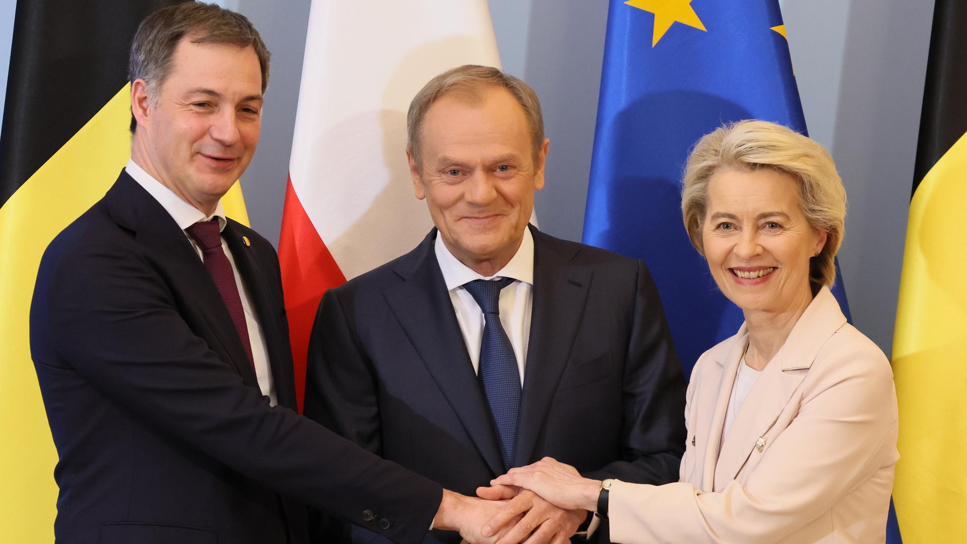 Warschau: Alexander De Croo, Premierminister von Belgien, Donald Tusk, Ministerpräsident von Polen, und Ursula von der Leyen, Präsidentin der Europäischen Kommission, stehen für Fotos vor einem Treffen in Warschau zusammen.