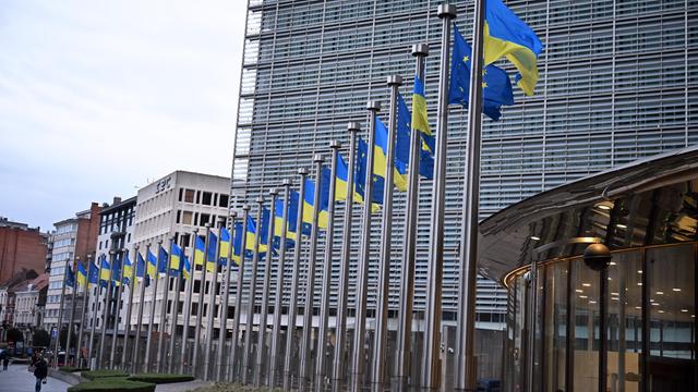 Am 24. Februar, dem dritten Jahrestags des russischen Angriffs auf die Ukraine, hängen Flaggen den Ukraine vor dem Berlaymont-Gebäude in Brüssel, in dem die EU-Kommission sitzt.