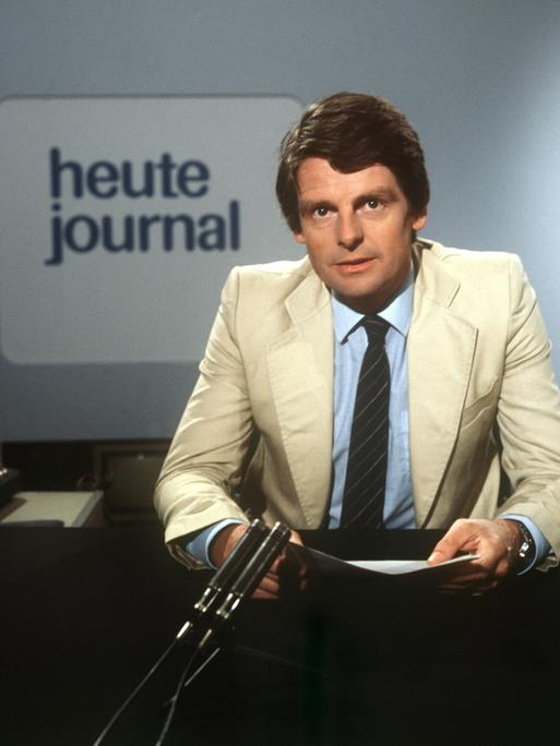 Die undatierte Archivaufnahme zeigt den Journalisten und früheren ZDF-Chefredakteur Klaus Bresser im Studio der Nachrichtensendung "heute journal".