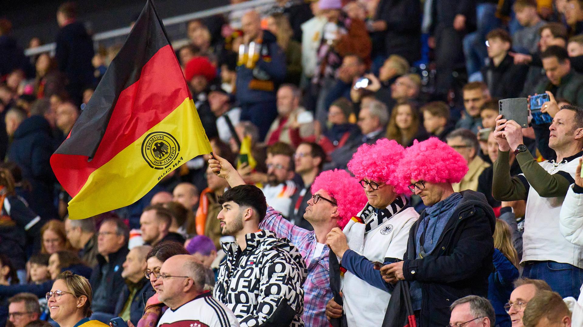 Fans auf der Tribüne während des Freundschaftsspiels zwischen Deutschland und den Niederlanden
