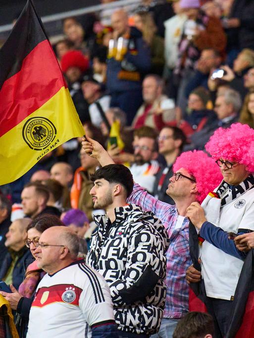 Fans auf der Tribüne während des Freundschaftsspiels zwischen Deutschland und den Niederlanden