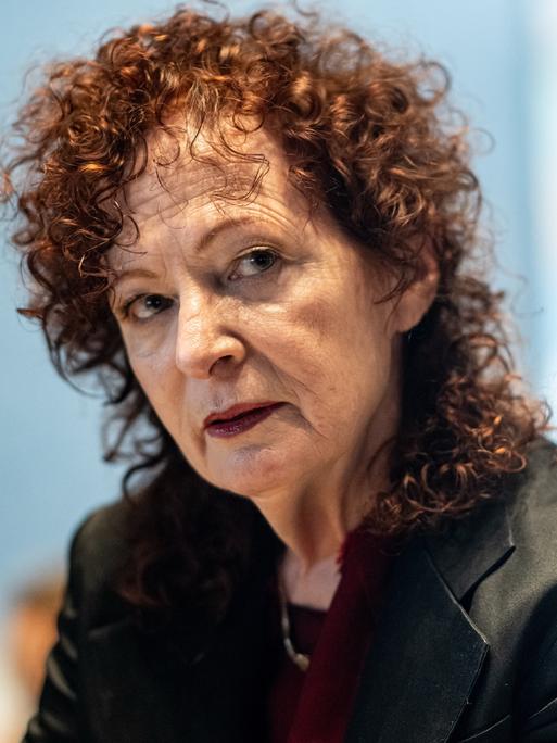 Nan Goldin, Fotografin, spricht in der Ausstellung «Nan Goldin. This Will Not End Well» in der Neuen Nationalgalerie mit der Presse. Mit der Retrospektive wird erstmals ein umfassender Einblick in das Schaffen von Nan Goldin von 1980 bis heute gegeben.