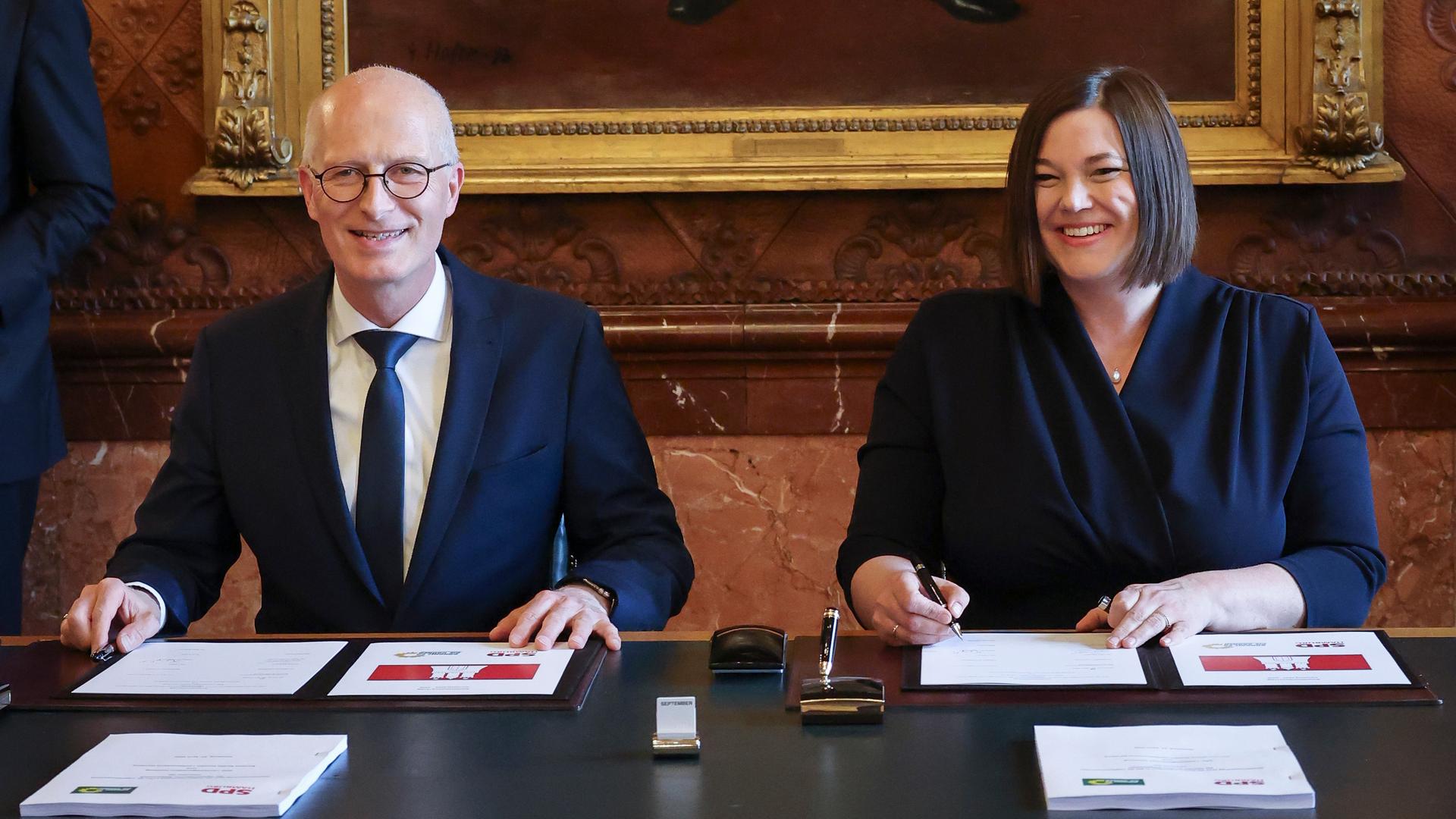 Peter Tschentscher, Erster Bürgermeister und Katharina Fegebank, Zweite Bürgermeisterin und Senatorin für Wissenschaft, Forschung und Gleichstellung, bei der Unterzeichnung des Koalitionsvertrages im Kaisersaal im Hamburger Rathaus. 