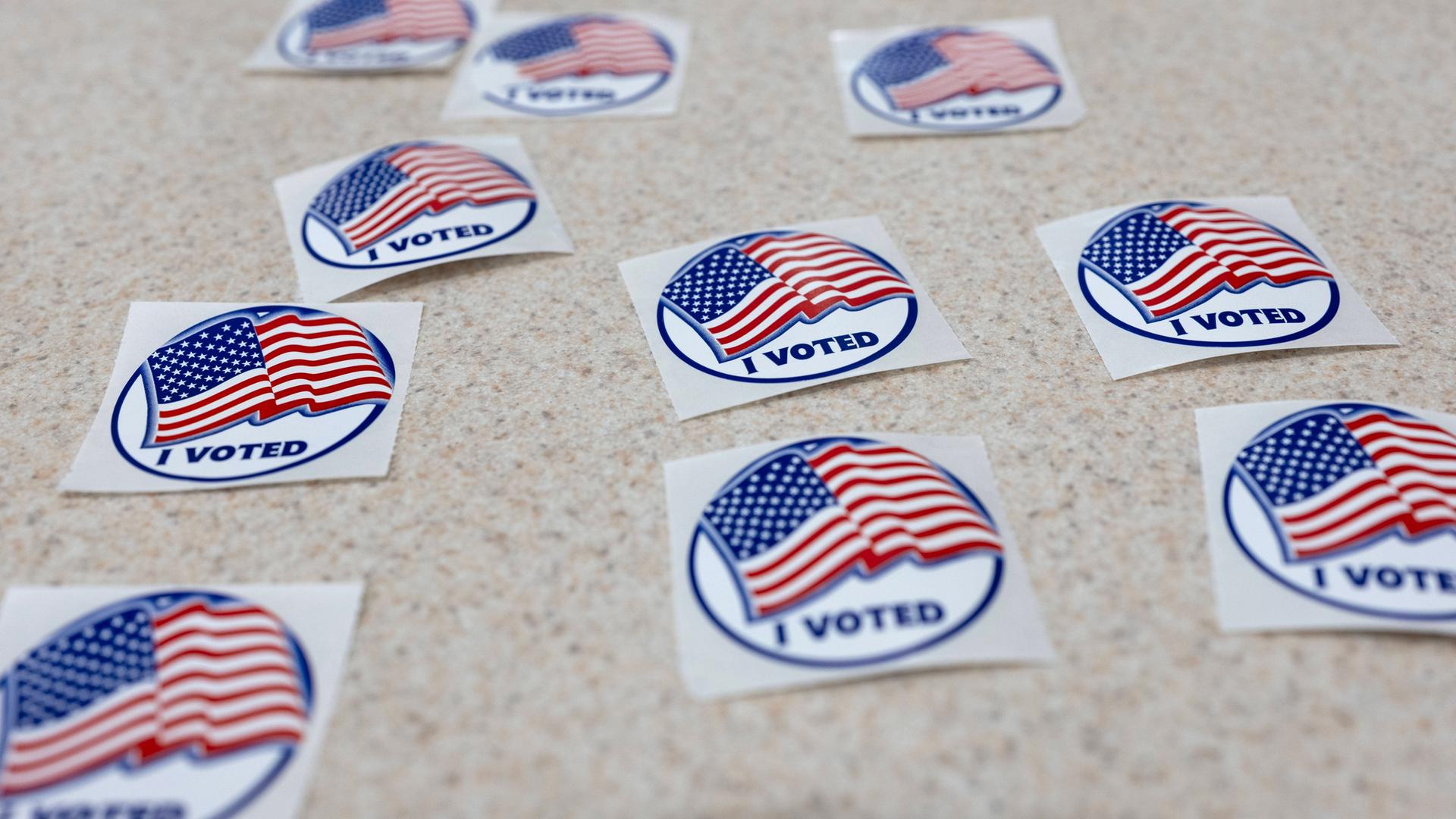 Aufkleber mit der Aufschrift "I Voted" (Ich habe gewählt) und der US-Flagge Aufkleber mit der Aufschrift "I Voted" (Ich habe gewählt) und der US-Flagge