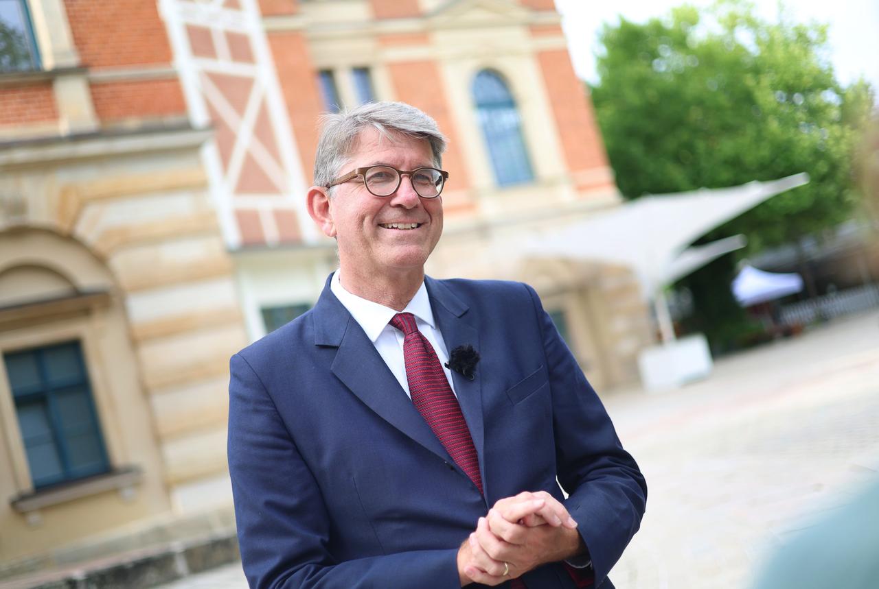 Wolfram Weimer, Staatsminister für Kultur und Medien, steht vor dem Bayreuther Festspielhaus. Wolfram Weimer, Staatsminister für Kultur und Medien, steht vor dem Bayreuther Festspielhaus.