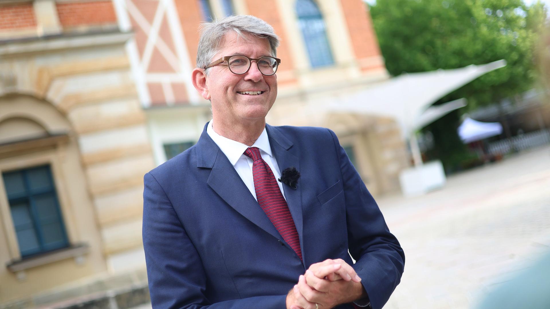Wolfram Weimer, Staatsminister für Kultur und Medien, steht vor dem Bayreuther Festspielhaus. Wolfram Weimer, Staatsminister für Kultur und Medien, steht vor dem Bayreuther Festspielhaus.