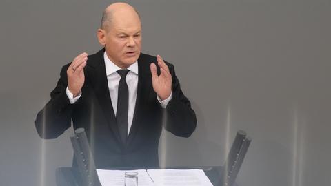 Berlin: Bundeskanzler Olaf Scholz (SPD) nimmt in einer Regierungserklärung Stellung zu aktuellen innenpolitischen Themen wie dem Messerangriff in Aschaffenburg Stellung.