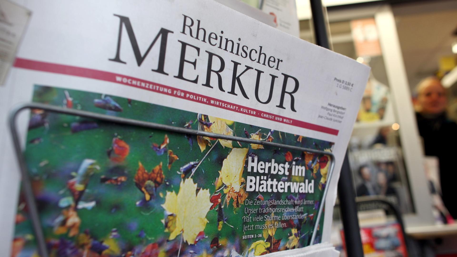 Die letze Ausgabe des "Rheinischen Merkur" hängt an einem Zeitungskiosk in Düsseldorf