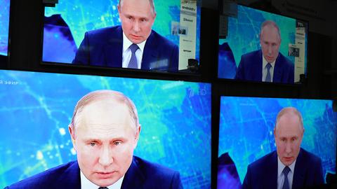 Das Gesicht Wladimir Putins vierfach auf einem Bildschirm.