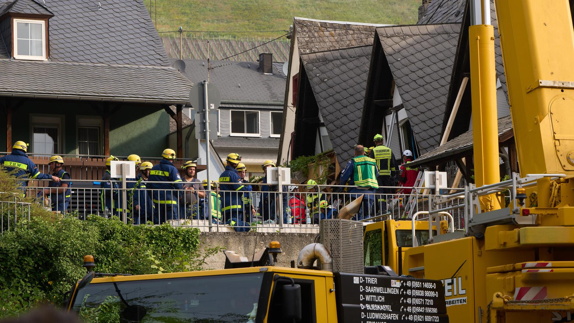 Kröv: Feuerwehrleute bergen Verschüttete nach dem teilweisen Einsturz eines Hotels. Kröv: Feuerwehrleute bergen Verschüttete nach dem teilweisen Einsturz eines Hotels.
