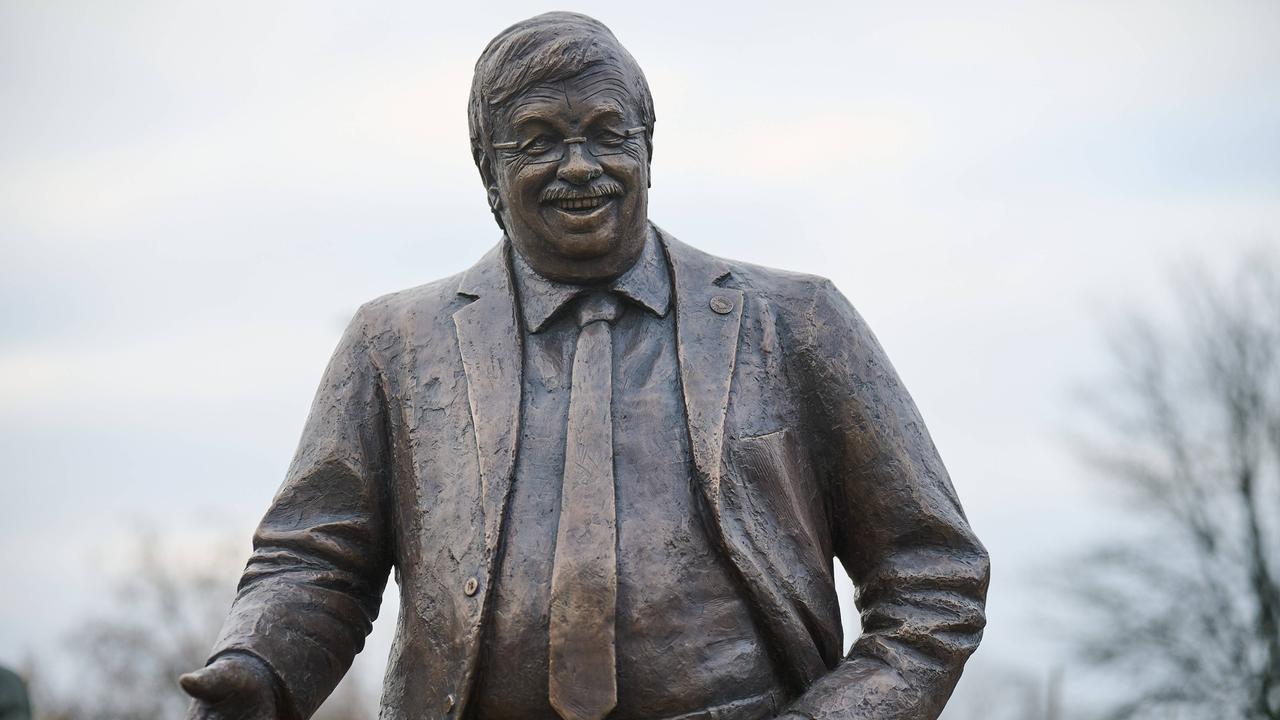 Eine lebensgroße Bronzefigur zeigt den 2019 ermordeten CDU-Politikers Walter Lübcke in Anzug und Kravatte