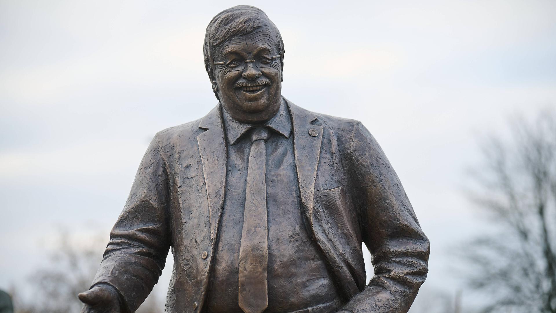 Eine lebensgroße Bronzefigur zeigt den 2019 ermordeten CDU-Politikers Walter Lübcke in Anzug und Kravatte