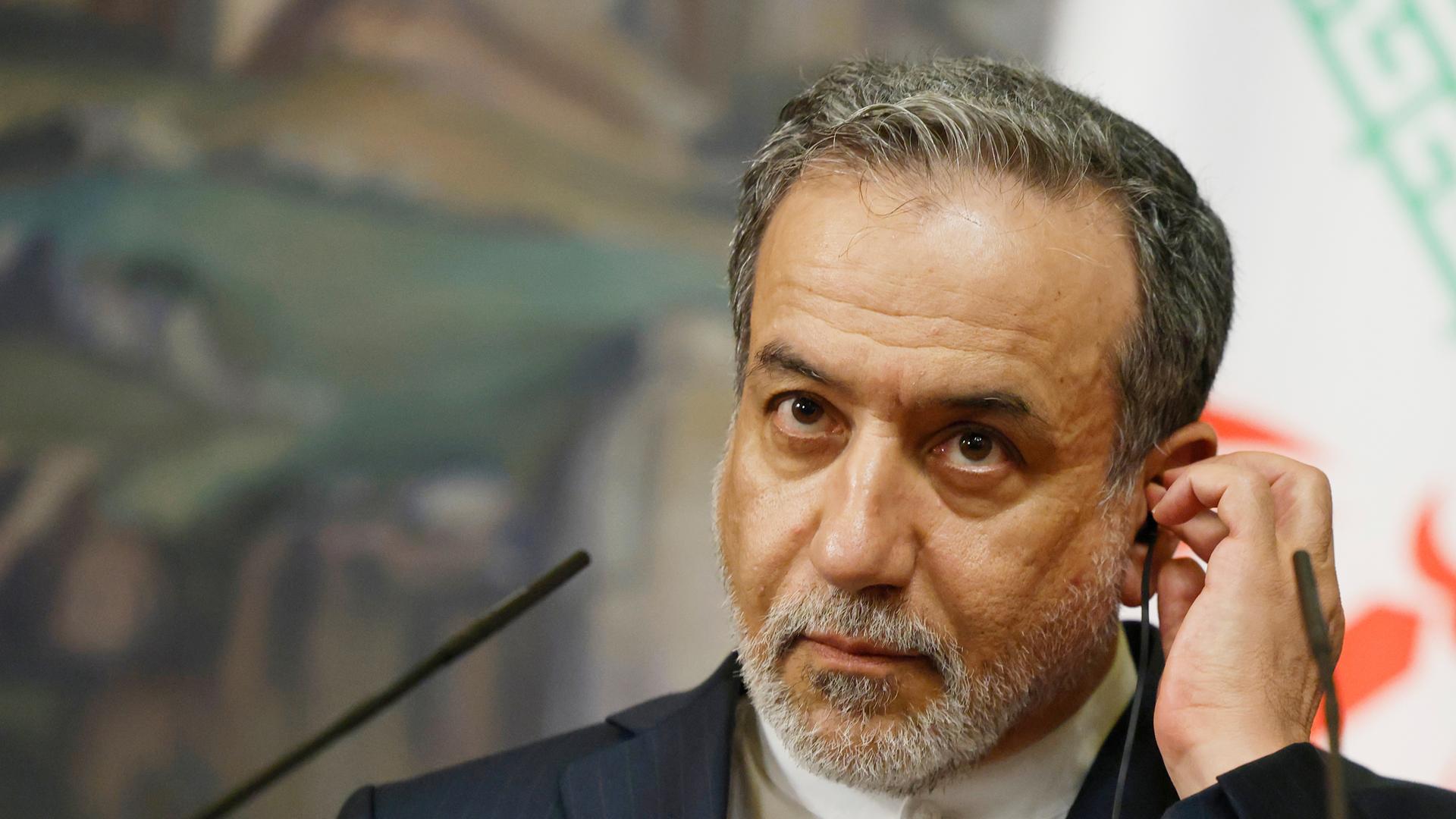 Irans Außenminister Abbas Araghtschi reagiert auf einer Pressekonferenz. Irans Außenminister Abbas Araghtschi reagiert auf einer Pressekonferenz.
