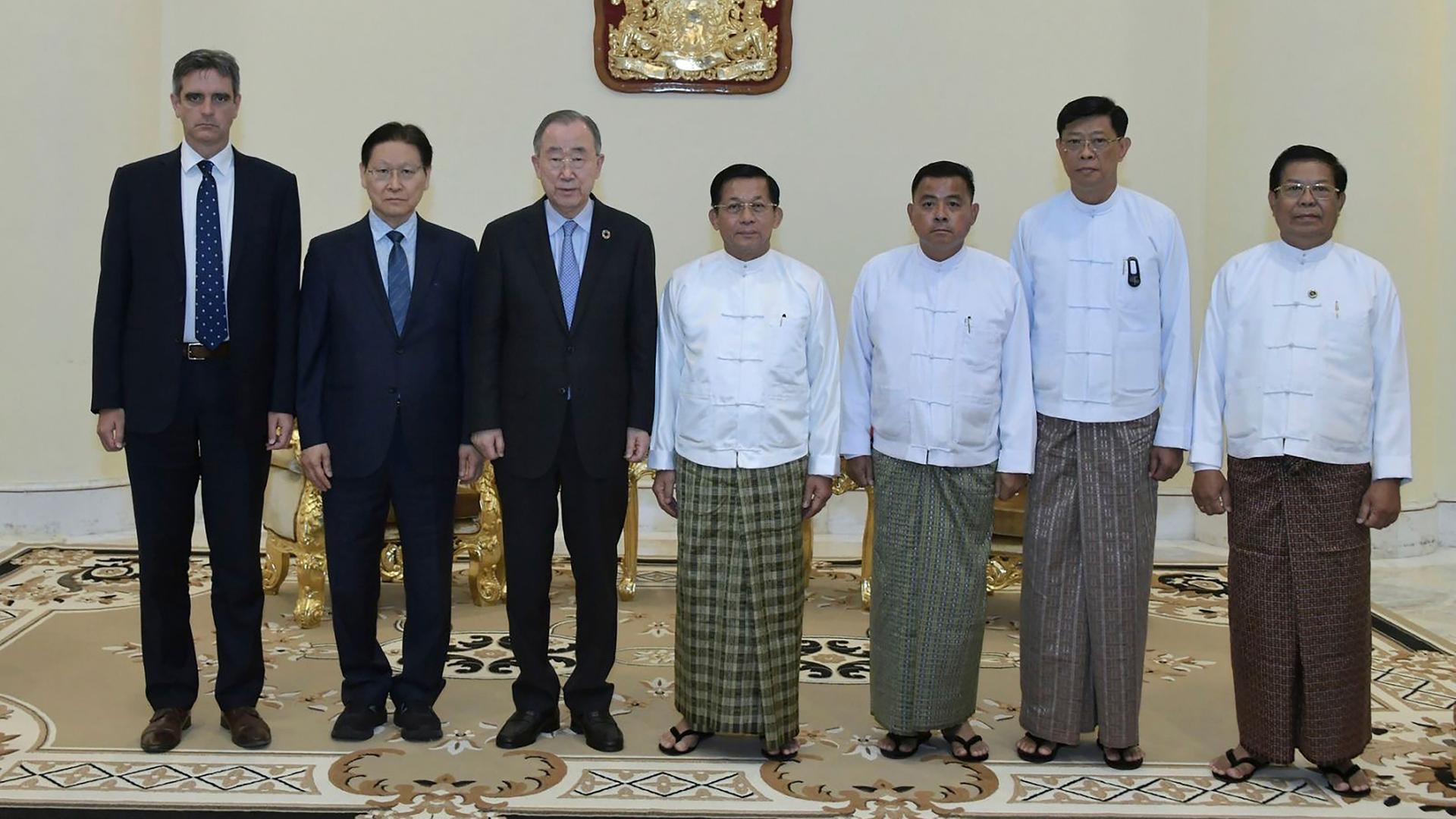 Myanmar, Naypyitaw; Ban Ki Monn steht mit mehreren Personen in einer Reihe. Myanmar, Naypyitaw; Ban Ki Monn steht mit mehreren Personen in einer Reihe.