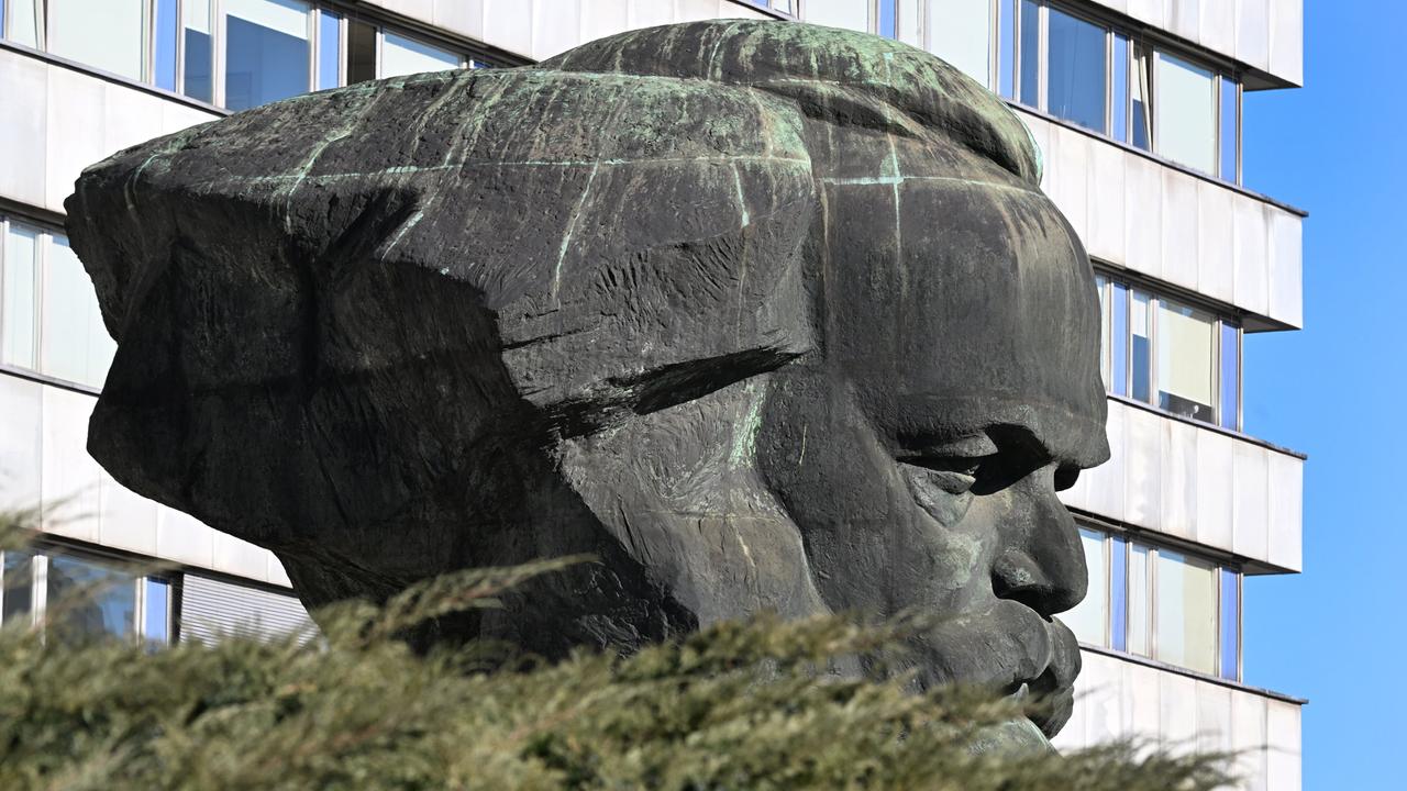 Das Karl-Marx-Monument in Chemnitz von der Seite gesehen mit einem Plattenbau im Hintergrund. 