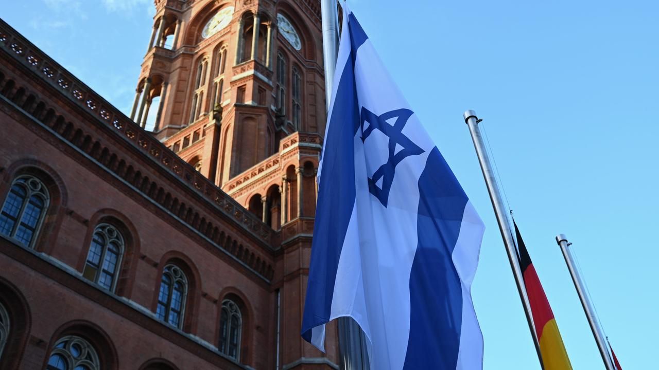 Die Flaggen vor dem Roten Rathaus in Berlin hängen am Jahrestag des 7. Oktober 2023 auf Halbmast. 