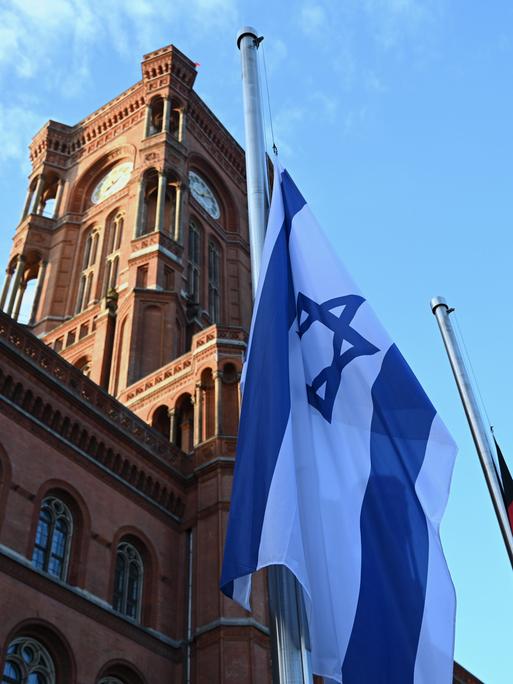 Die Flaggen vor dem Roten Rathaus in Berlin hängen am Jahrestag des 7. Oktober 2023 auf Halbmast. 