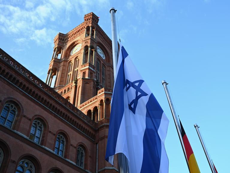 Die Flaggen vor dem Roten Rathaus in Berlin hängen am Jahrestag des 7. Oktober 2023 auf Halbmast. 