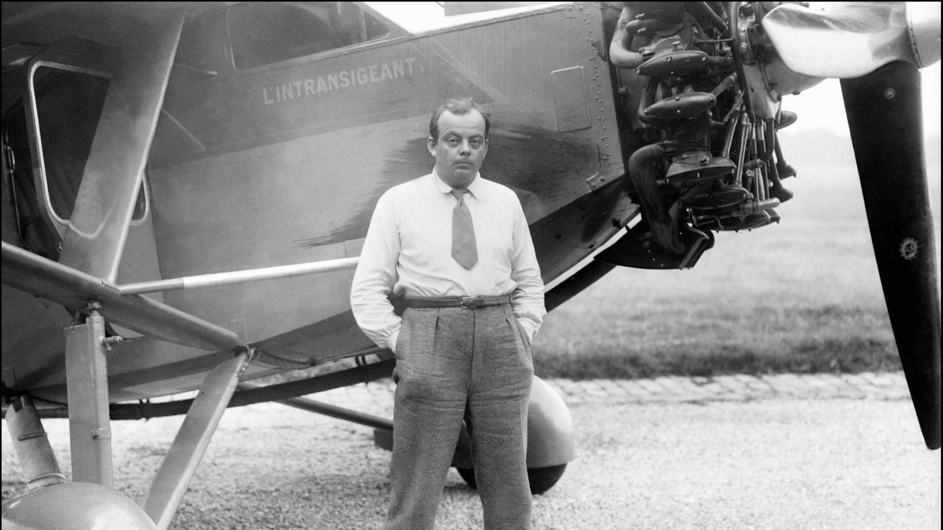 Ein undatiertes Bild zeigt den französischen Schriftsteller und Piloten Antoine de Saint-Exupery vor einem Propellerflugzeug posierend.