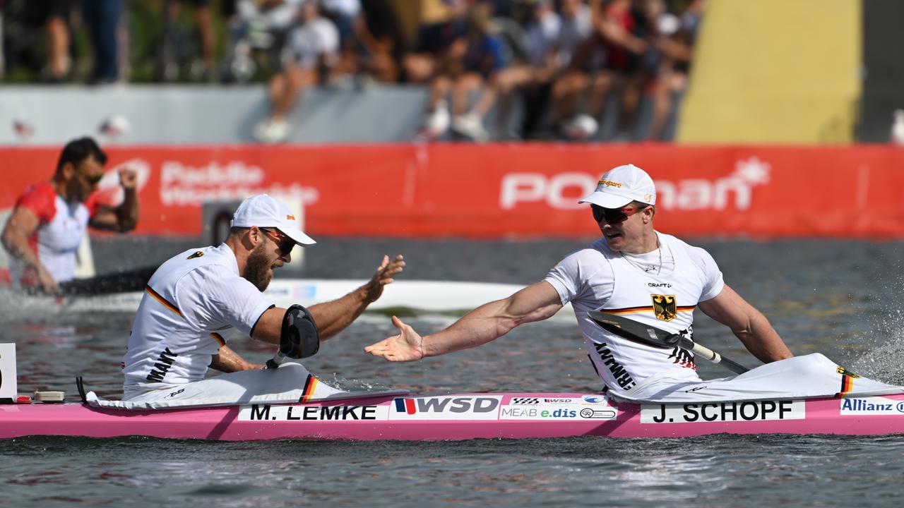 Jacob Schopf und Max Lemke klatschen sich nach ihrem Sieg ab.