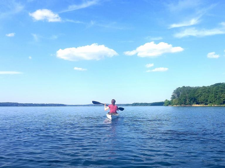 Eine Frau in einem Kajak auf dem großen Glubigsee bei Wendisch Rietz, Teil der sogenannten Märkischen Umfahrt, einer der berühmtesten Kajak-Strecken in Deutschland.
 
 Eine Frau in einem Kajak auf dem großen Glubigsee bei Wendisch Rietz, Teil der sogenannten Märkischen Umfahrt, einer der berühmtesten Kajak-Strecken in Deutschland.