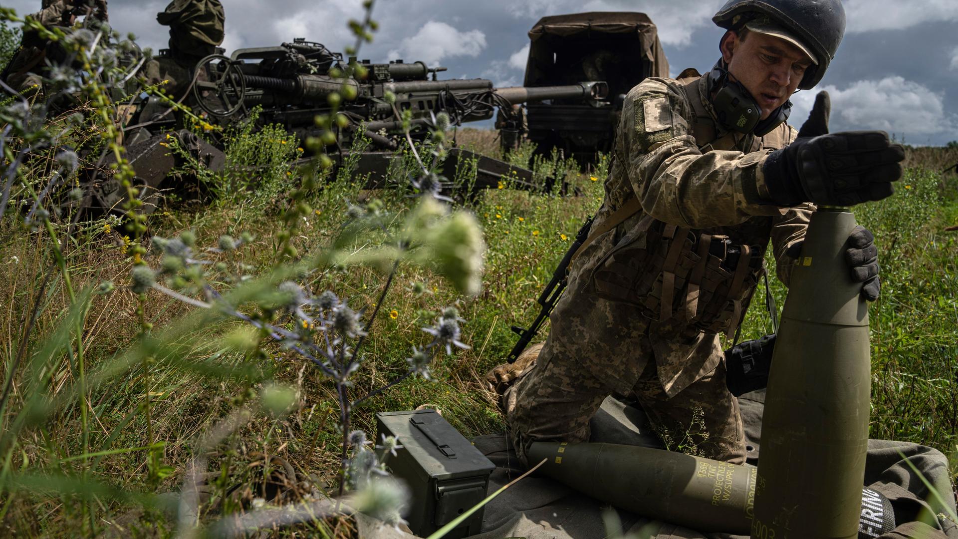 Ein ukrainischer Soldat an einer von den USA gelieferten Haubitze des Typs M777. 