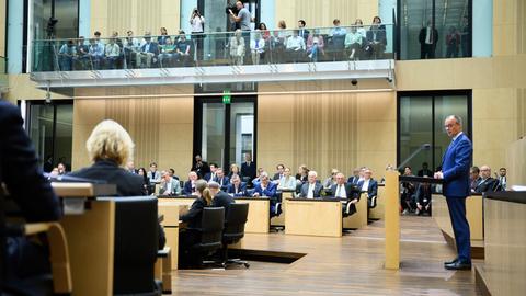 Bundeskanzler Friedrich Merz (CDU) hält bei der Plenarsitzung im Deutschen Bundesrat seine Antrittsrede.