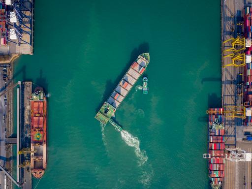 Vogelperspektive auf einen Hafen mit Containerschiffen