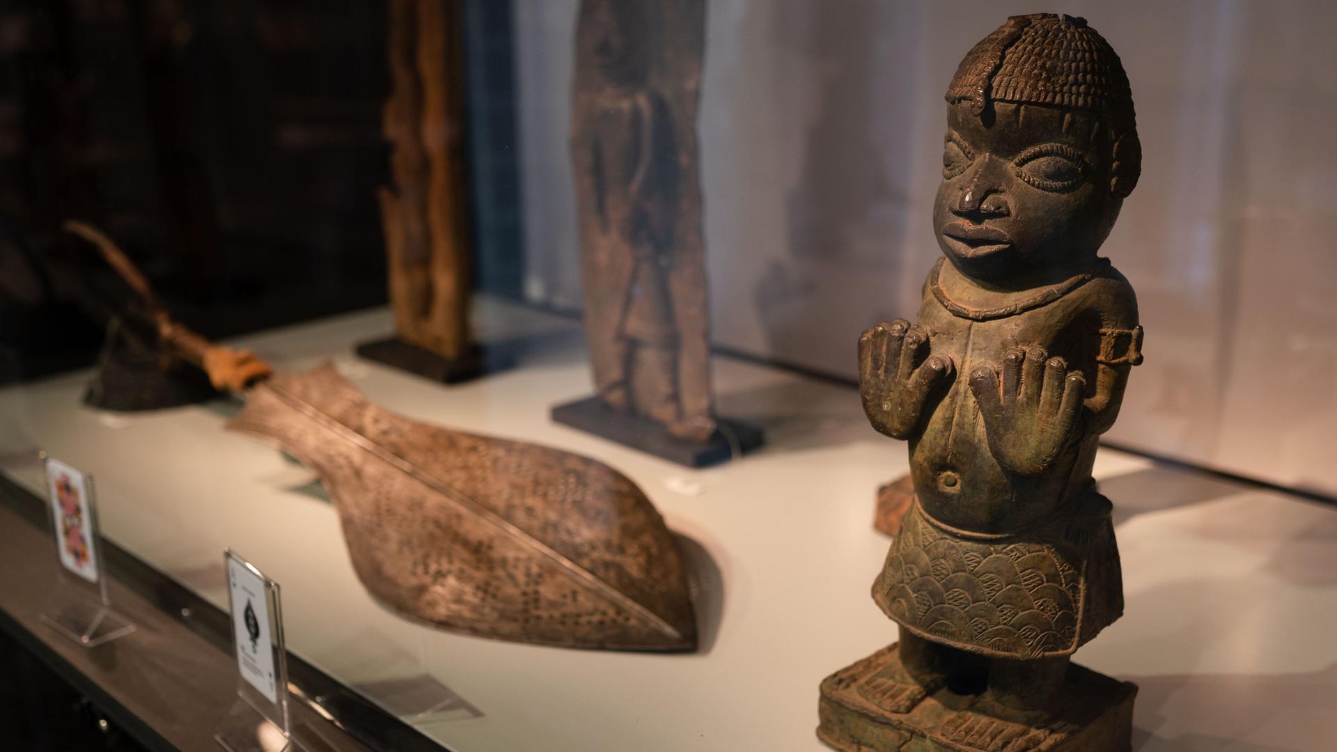 Benin-Bronzen stehen in einer Vitrine im Rautenstrauch-Joest-Museum.