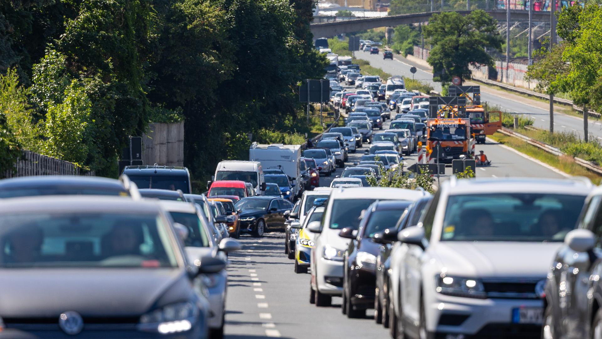 Starker Rückstau im Autoverkehr auf einer Zufahrt zum Frankenschnellweg in Nürnberg